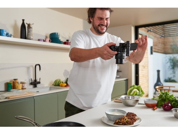 Canon EOS R50 + RF-S 18-45mm f/4.5-6.3 IS STM Creator Kit