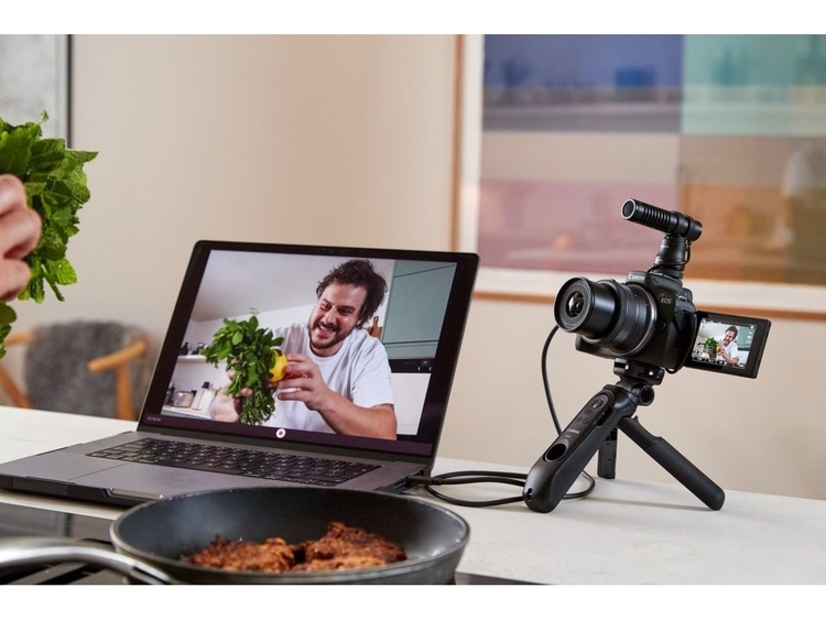 Canon EOS R50 + RF-S 18-45mm f/4.5-6.3 IS STM Creator Kit