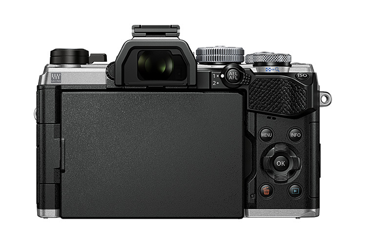 OM System OM-5 + 14-150mm f/4-5.6 II strieborný