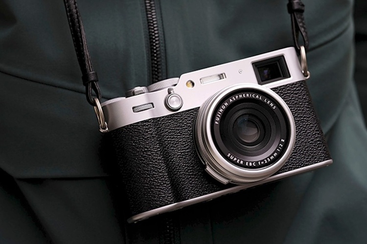 FujiFilm X100VI strieborný