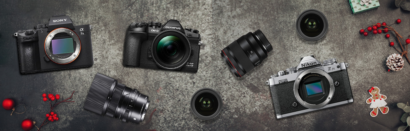 Fotoaparát Sony Alpha 7II, Olympus OM-D E-M1 Mark II, Nikon Z fc a objektívy, zdobené vianočnými dekoráciami