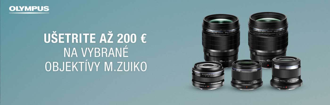 Päť objektívov Olympus M.Zuiko na modrom pozadí s nápisom „Ušetrite až 200 € na vybrané objektívy M.Zuiko“
