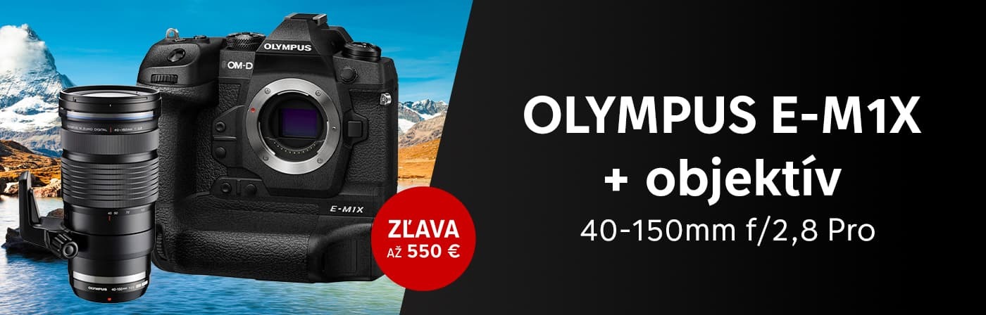 Fotoaparát Olympus E-M1X s objektívom 40-150 mm f/2,8 Pro, v pozadí horská krajina s jazerom.