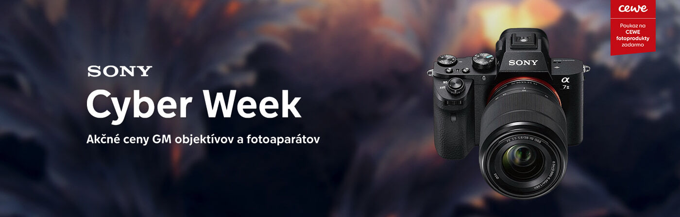 Sony fotoaparát s objektívom na tmavom rozmazanom pozadí s textom „Cyber Week – Akčné ceny GM objektívov a fotoaparátov“