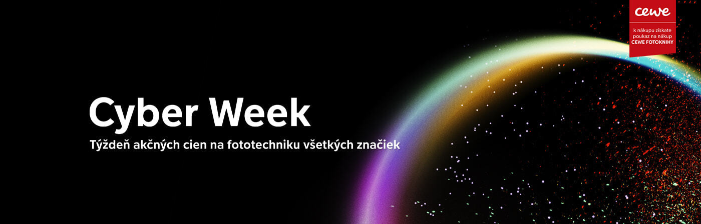 Týždeň akčných cien na fototechniku všetkých značiek zobrazený cez farebný oblúk na tmavom pozadí s logom CEWE v pravom hornom rohu