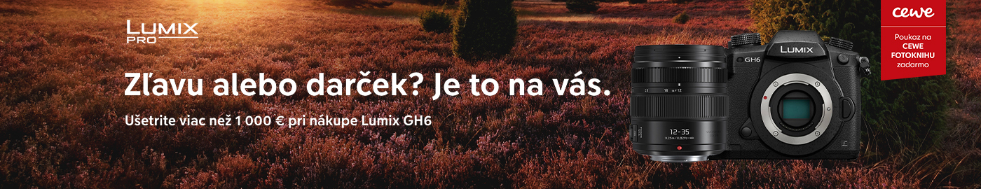 Fotoparát Panasonic Lumix GH6 vedľa objektívu na pozadí slnečnej jesennej krajiny