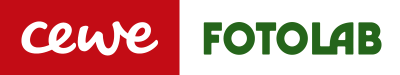 Logo CEWE FOTOLAB s červeným a zeleným textom na bielom pozadí Fotolab Logo