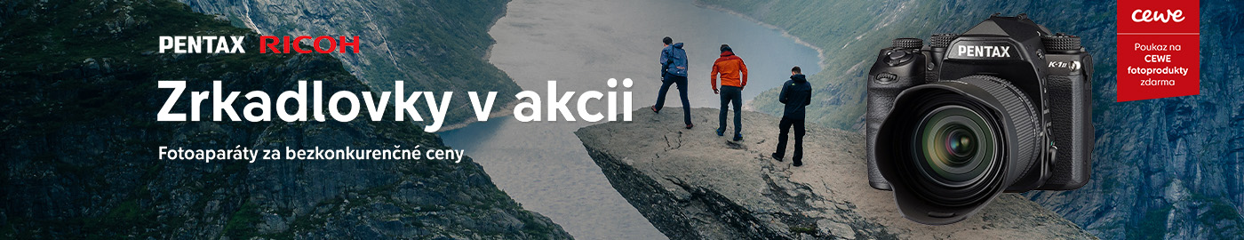 Ponuka zrkadlového fotoaparátu Pentax s pohľadom na troch turistov stojacich na skale pri rieke Ponuka zrkadlového fotoaparátu Pentax s pohľadom na troch turistov stojacich na skale pri rieke