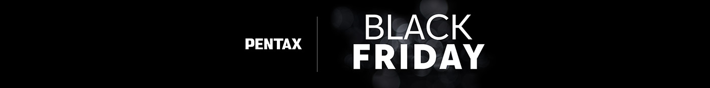 Čierne pozadie s bielym textom "PENTAX" vľavo a "BLACK FRIDAY" vpravo.