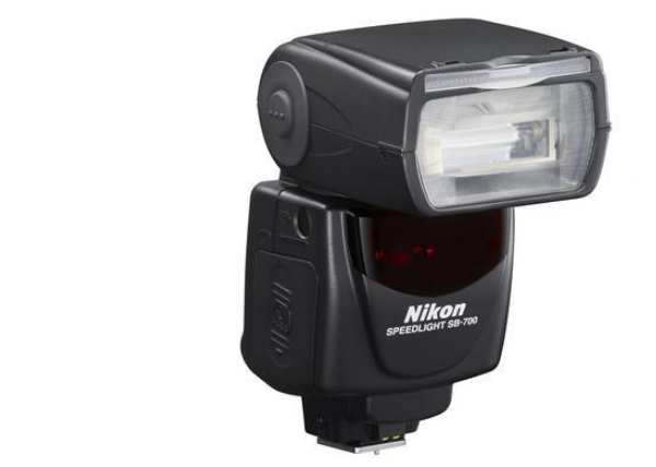 Externý blesk Nikon Speedlight SB-700 so vstavaným reflektorom, čierna farba
