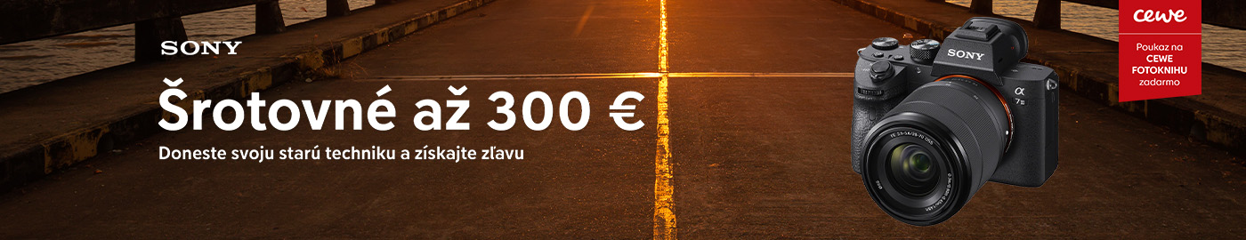 Reklamný banner propagujúci výkup starého zariadenia s textom "Šrotovné až 300 €" na tmavej ceste osvetlenej večerným oranžovým svetlom, vpravo zobrazený fotoaparát Sony Alpha.
