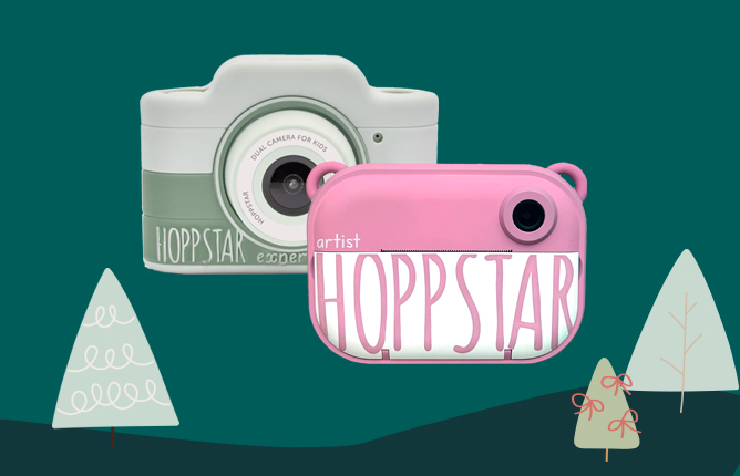 Dve farebné detské kamery Hopps Star, jedna mentolovo zelená a druhá ružová, na tmavom pozadí so stromčekmi