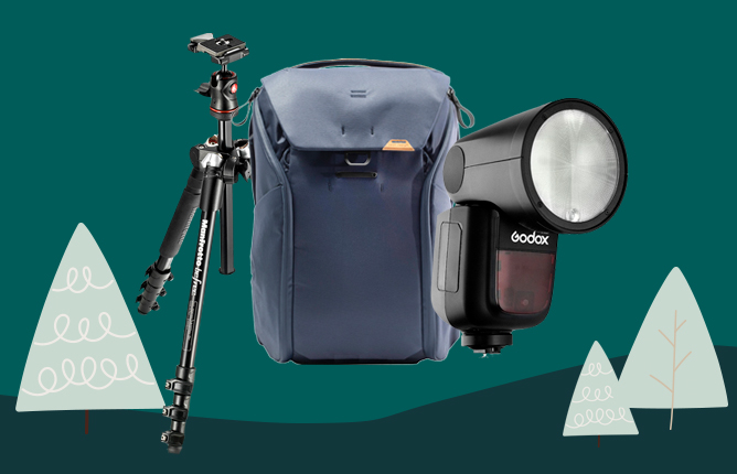 Batoh na fotoaparát, statív a externý blesk s minimalistickou ilustrovanou dekoráciou stromčekov