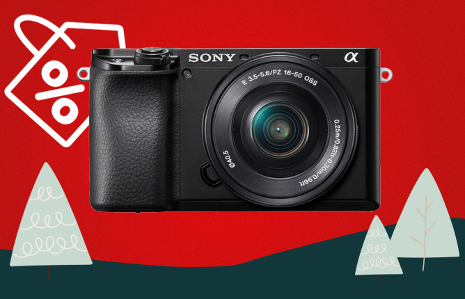 Fotoaparát Sony α6000 s objektívom 16-50 mm, čierny, na červenom pozadí s ikonou percent a grafickými stromčekmi