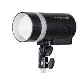 Čierny štúdiový blesk so striebornými detailmi, namontovaný na statíve