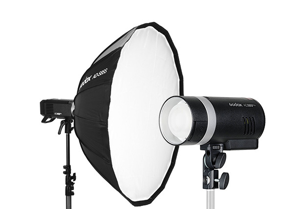 Štúdiové osvetlenie so softboxom a dvoma statívmi, ideálne na profesionálne fotografie