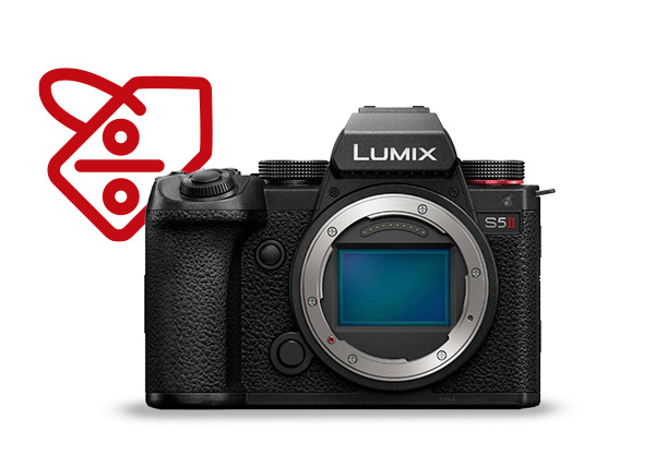 Bezzrkadlový fotoaparát Lumix S5II s červeným symbolom percenta na bielom pozadí