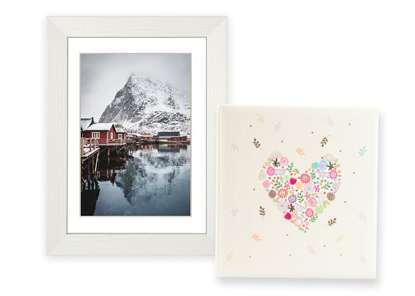 Rámovaný obrázok zimnej krajiny s domami pri rieke a obraz so srdcom z farebných kvetov