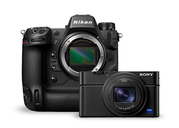 Profesionálne fotoaparáty Nikon a Sony vedľa seba, zobrazené spredu