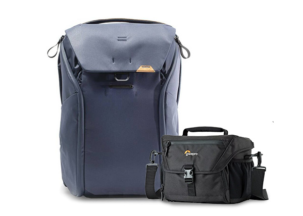 Tmavomodrý batoh s moderným dizajnom vedľa čiernej menšej brašne na fotoaparát