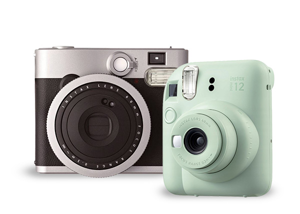 Dve fotoaparáty, jeden s retro dizajnom v striebornej farbe a druhý moderný v pastelovo zelenej farbe
