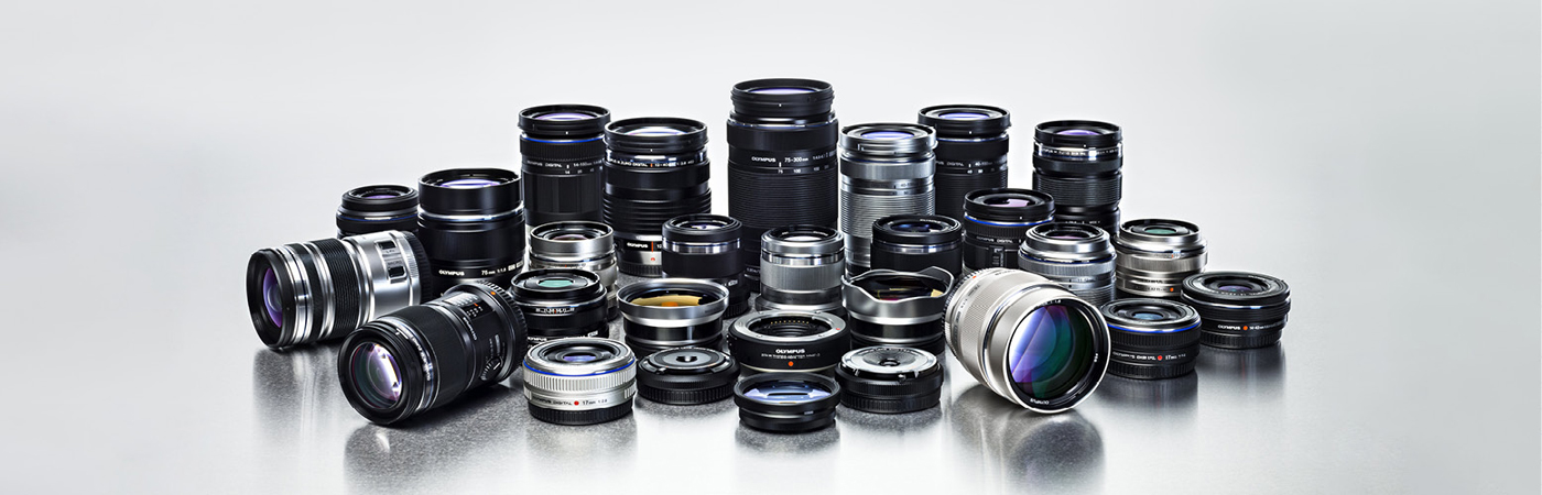 Rôzne objektívy fotoaparátov usporiadané spolu na svetlom povrchu