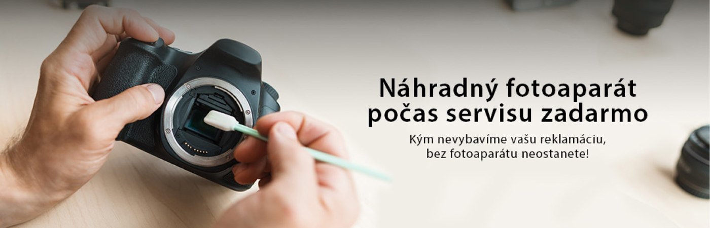 Ruka čistí objektív digitálnej zrkadlovky pomocou štetca, text o ponuke náhradného fotoaparátu počas servisu